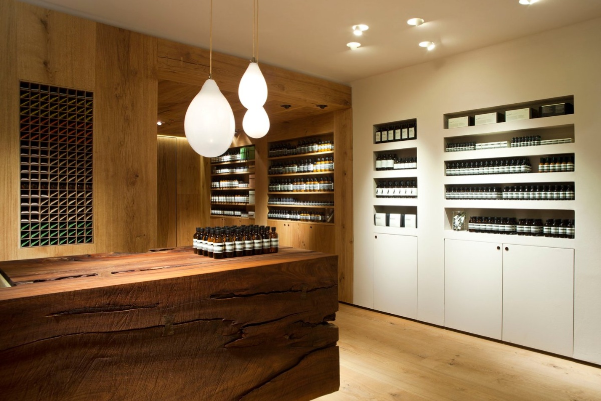 男士專用洗發(fā)水：含有天然植物精華，呵護(hù)頭皮健康